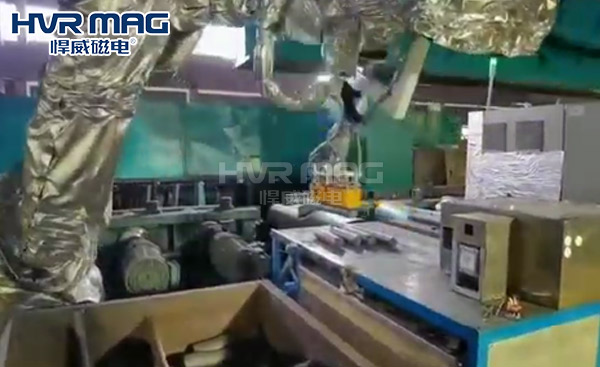 600℃高温下,悍威电永磁铁配合智能机器人搬运圆棒 600℃高温下,悍威电永磁铁配合智能机器人搬运圆棒